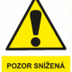 Výstražná bezpečnostní tabulka symbol s textem: "Pozor snížená průchozí výška"