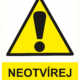 Výstražná bezpečnostní tabulka symbol s textem: "Neotvírej za chodu"