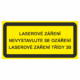Výstražná bezpečnostní tabulka s textem: "Laserové záření Nevystavujte se ozáření Laserové záření třídy 3B"