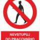 Zákazová bezpečnostní tabulka symbol s textem: "Nevstupuj do pracovního prostoru stroje"