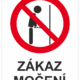 Zákazová bezpečnostní tabulka symbol s textem: "Zákaz močení"