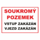 Zákazová bezpečnostní tabulka textová: "Soukromý pozemek / Vstup zakázán / Vjezd zakázán"