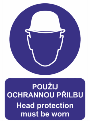 Bezpečnostní vícejazyčná tabuka: Český a anglický text: "Použij ochranou přilbu / Head protection must be worn"