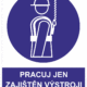 Příkazová bezpečnostní tabulka symbol s textem: "Pracuj jen zajištěn výstroji k upoutání"