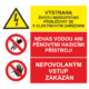 Bezpečnostní kombinovaná tabulka: Životu nebezpečno přibližovat se k elektrickým zařízením / Nehas vodou ani pěnovými hasicími přístroji / Nepovolaným vstup zakázán